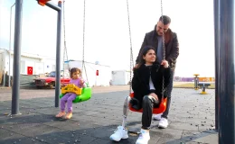 Depremde ailesini kaybeden Tuğçe Kalmış, protez bacağıyla ilk adımlarını atıyor